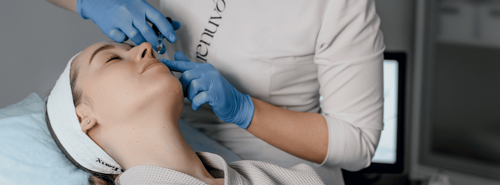 Фото процедуры инъекционной косметологии в клинике косметологии «Ренуво» г. Владивостока