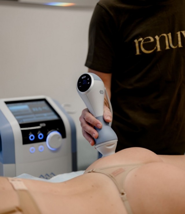 Фото процедуры по борьбе с целлюлитом на аппарате Emtone в клинике косметологии «Ренуво» г. Владивостока