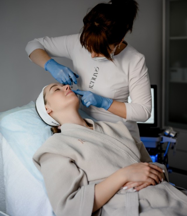 Фото процедуры инъекции ботокса в клинике косметологии «Ренуво» г. Владивостока