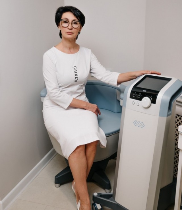 Фото процедуры укрепления мышц тазового дна Emsella в клинике косметологии «Ренуво» г. Владивостока