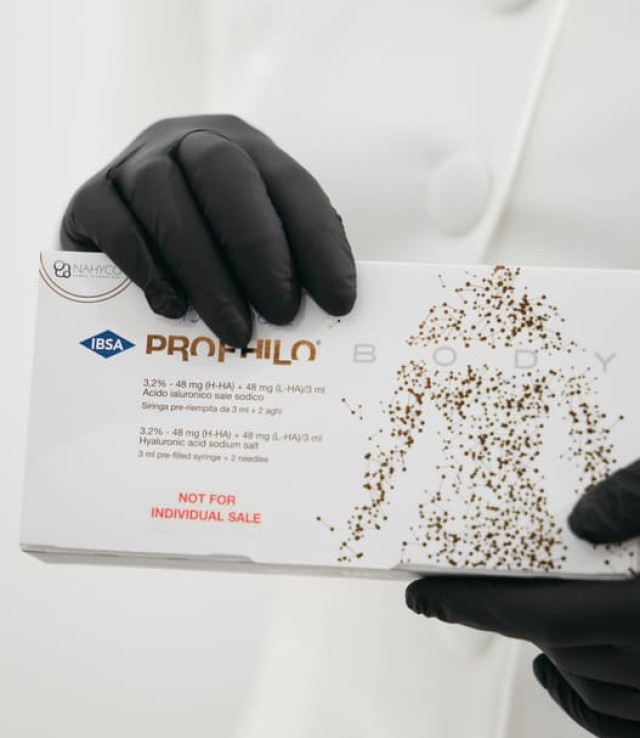 Процедура биоревитализации Profhilo в клинике косметологии Renuvo